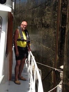 Helfer Urs in der Schleuse