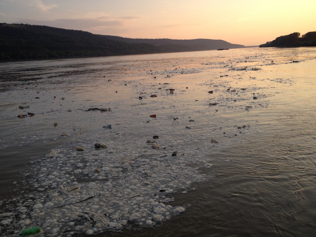 Petflaschen in der Abendsonne