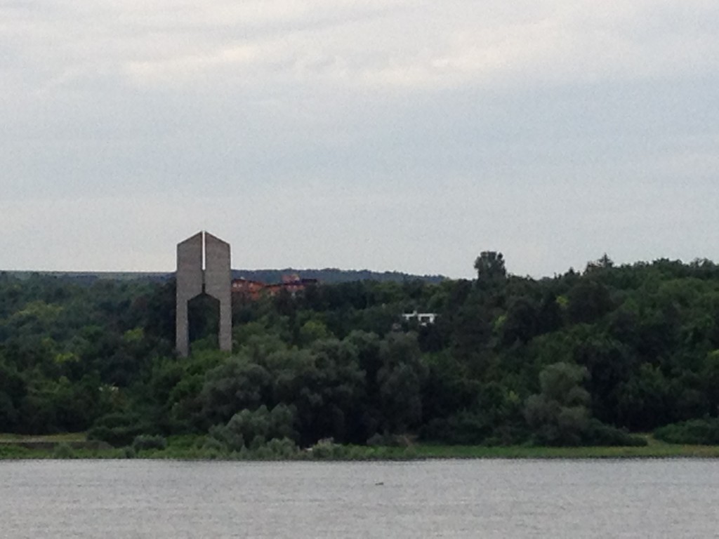 Ein Monument am Donaustrand