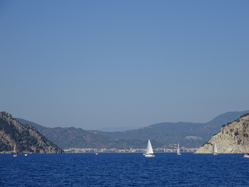 im Hintergrund, zwischen den Felsen die Stadt Marmaris