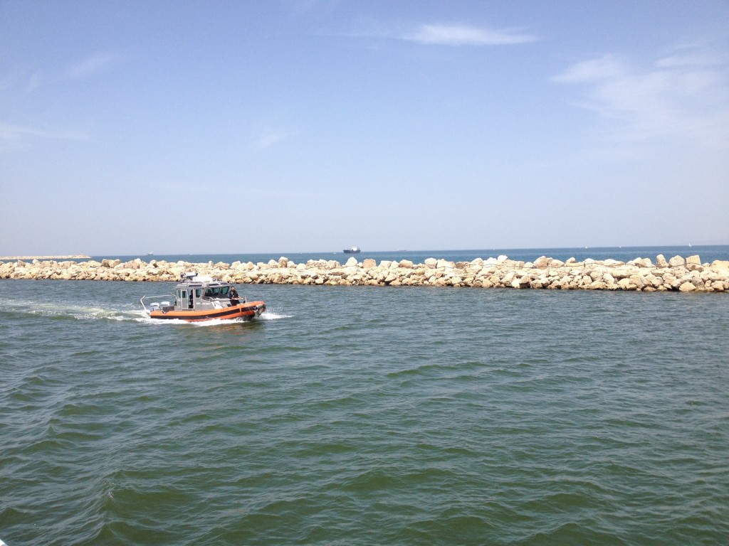 Hafeneinfahrt mit Begleitboot